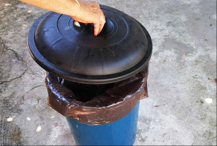 Manejo do lixo - As lixeiras precisam ficar bem fechadas. Restos de alimentos atraem toda a sorte de insetos, como moscas e baratas, e até mesmo ratos.