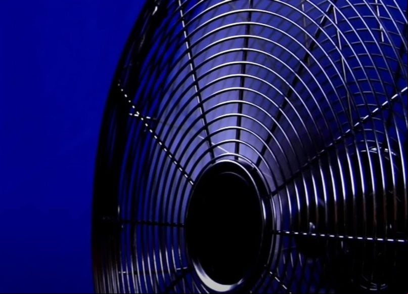Ventilador de chão - Direcionar a corrente de ar do ventilador suavemente para cima pode expulsar os mosquitos pela força dos ventos.