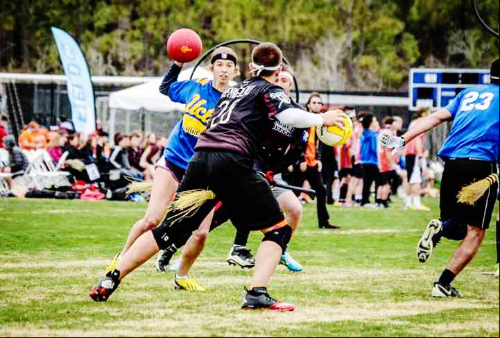 Os batedores usam bolas de dodgeball para simular as bolas que tentam derrubar os jogadores adversários. O esporte começou a ganhar popularidade nas universidades e comunidades em 2005, com o surgimento da Quadball Association e a organização de torneios em nível nacional e internacional.