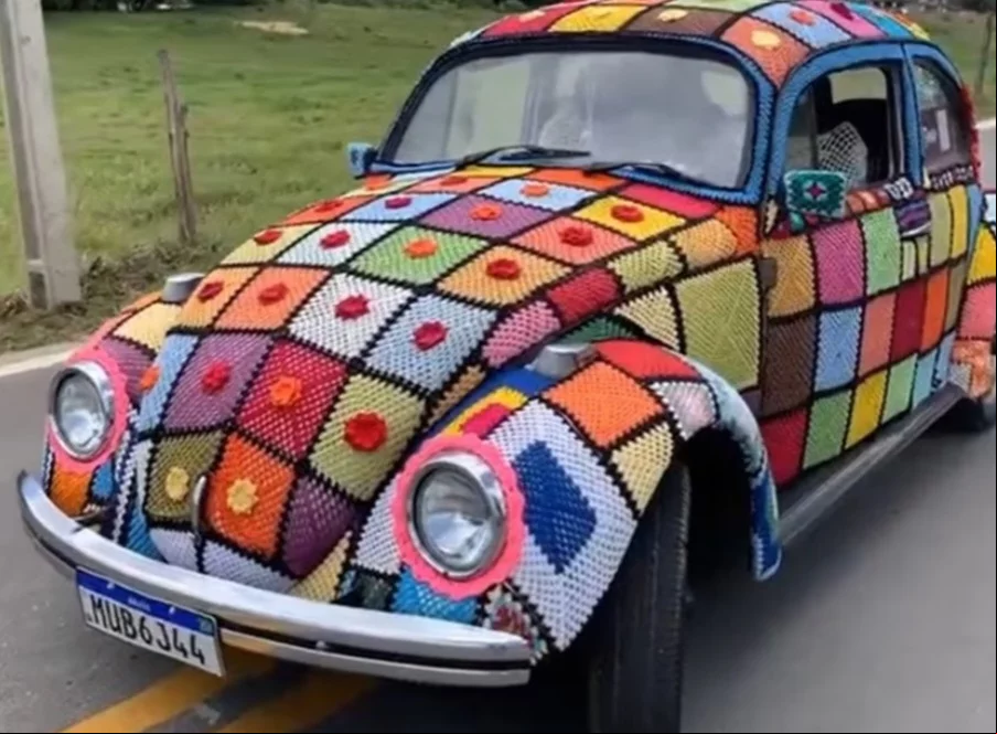Um fusca revestido de crochê está fazendo sucesso nas redes sociais. O modelo foi criado pela artesã Ana Lúcia Vergetti, a Lucinha, que mora em União dos Palmares, no interior de Alagoas.