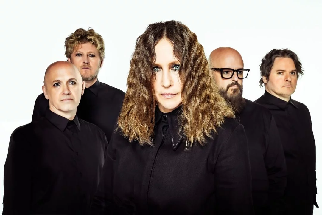 A atriz Vera Farmiga, conhecida por papéis em filmes e séries de terror, agora também exibe seus dotes musicais na banda de heavy hetal The Yagas. O grupo lançou o single “Crying Room” nas plataformas digitais.