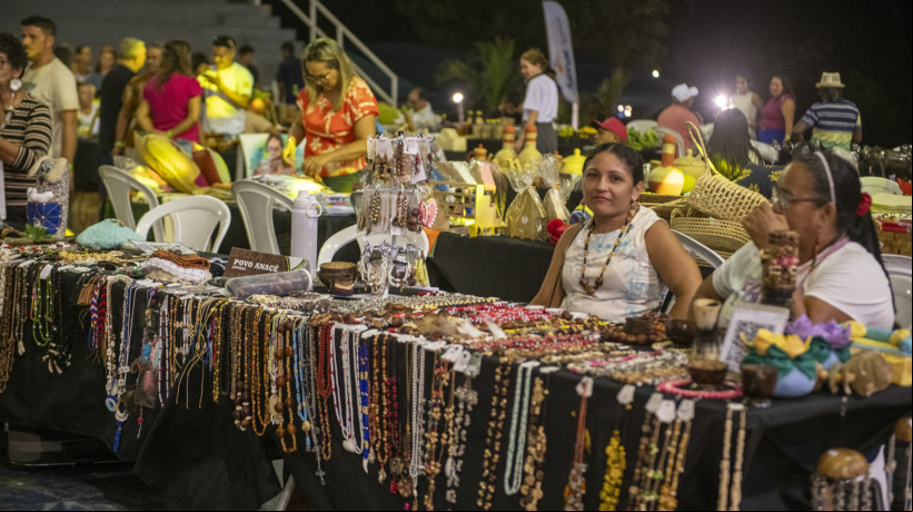 Durante o X Encontro Sesc HeranÃ§a Nativa os povos nÃ£o sÃ³ festejam e vendem seu artesanato numa feira, mas discutem e criam suas conexÃµes 