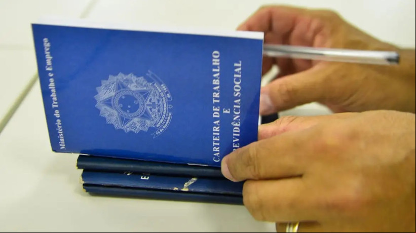 A deputada federal Érika Hilton (PSOL-SP) tem recolhido s para apresentar à Câmara dos Deputados uma proposta que reduz a jornada máxima de trabalho de 44 para 36 horas semanais