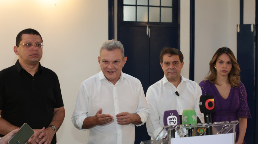 FORTALEZA-CE, BRASIL, 12-11-2024: Evandro Leitão se encontra com Sarto no paço municipal para tratarem da transição. ( foto: Fabio Lima/ OPOVO)