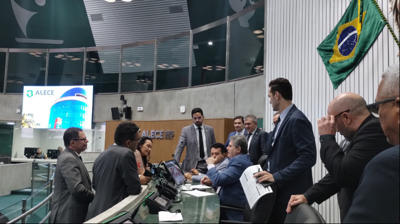 Deputados da base e oposição em diálogo na Assembleia Legislativa do Ceará (Alece)