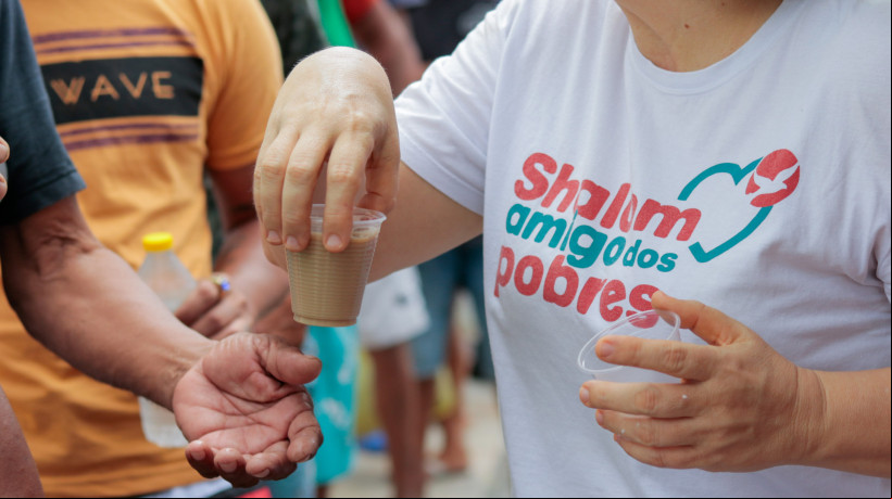 FORTALEZA, CEARÁ, BRASIL, 16-11-2024: Ação do Shalom com pessoas em situação na rua, com atendimentos médicos, serviços de podologia, barbearia, jurídicos, sociais, de psicologia e um almoço festivo para os atendidos, na Praça da Igreja do Carmo.