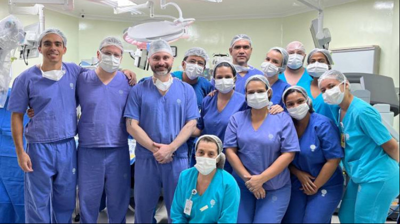 Equipe cirúrgica que realizou a primeira cirurgia robótica do Sistema Único de Saúde (SUS) no Norte e Nordeste