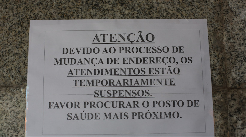 Entrada do Caps tem aviso de suspensão de serviços