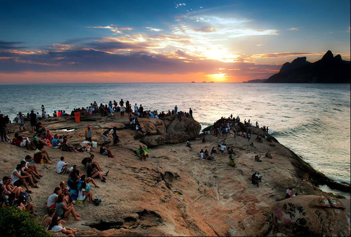 “Nenhuma outra cidade da Terra combina beleza natural, cosmopolitana, glamour, comidas interessantes, férias na praia e uma vida noturna fabulosa, diz um trecho da reportagem.