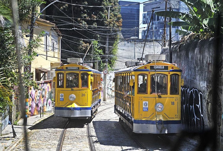 Na área central da cidade, a Lapa fica perto de Santa Teresa, outro bairro turístico, muito por conta de seus tradicionais bondinhos.