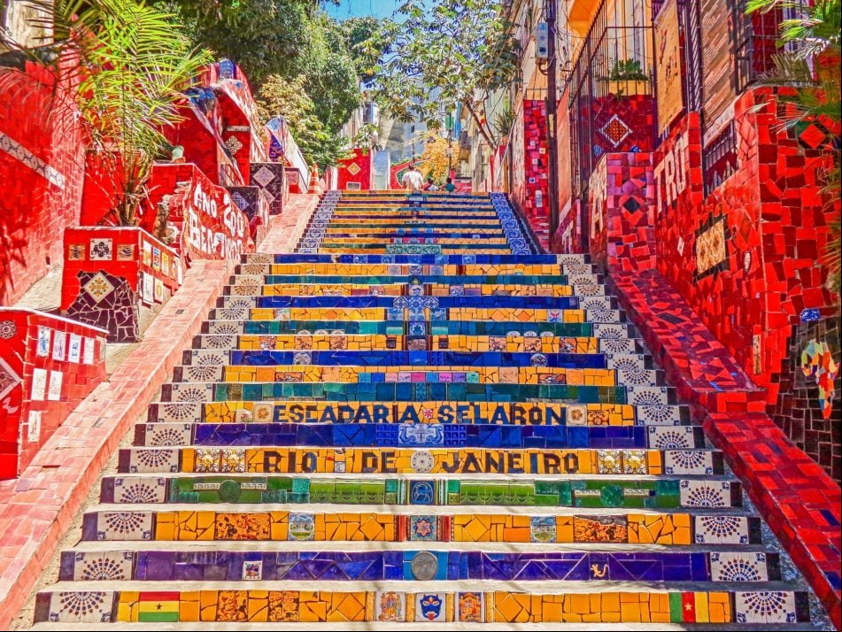 A Lapa é outro atrativo com vida noturna pulsante, muitos bares e casas de música ao vivo.