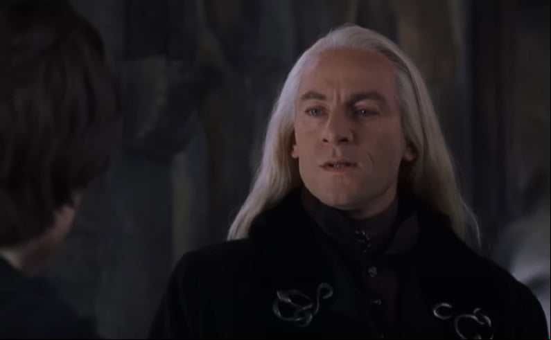 O grande momento da carreira de Jason Isaacs chegou em 2001, quando foi escalado para interpretar Lucius Malfoy (em português, traduzido para Lúcio Malfoy), o imponente e desprezível pai de Draco Malfoy, na franquia Harry Potter.