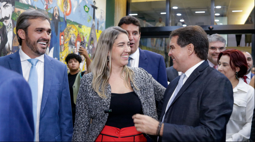 FORTALEZA, CEARÁ, BRASIL, 02-12-2024: Evandro Leitão e Larissa Gaspar na eleição da Mesa Diretora da Assembleia Legislativa do Ceará. (Foto: Samuel Setubal/ O Povo)