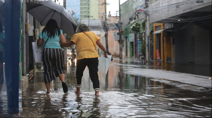 Chuva causa transtorno e alagamentos na Av. Barão do Rio Branco