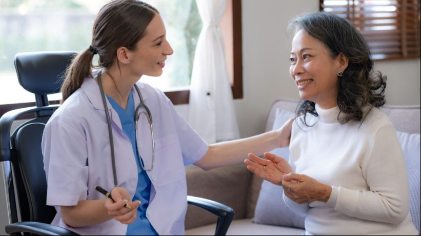 A menopausa pode afetar a saúde da mulher de diferentes maneiras (Imagem: Premreuthai | Shutterstock)