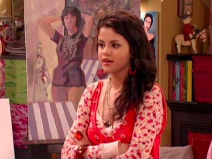 A partir daí, ela ganhou ainda mais notoriedade ao interpretar Alex Russo na série de sucesso Os Feiticeiros de Waverly Place (2007-2012), do Disney Channel.