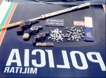 Dupla de suspeitos é apreendida com porte ilegal de armas e drogas 