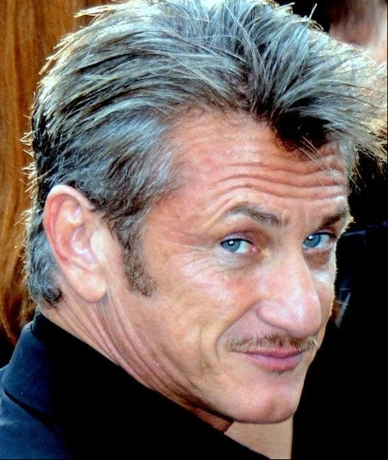 Filho do diretor Leo Penn e da atriz Eileen Ryan, Sean Penn cresceu em um ambiente artístico. Seu irmão, Michael Penn, era músico.