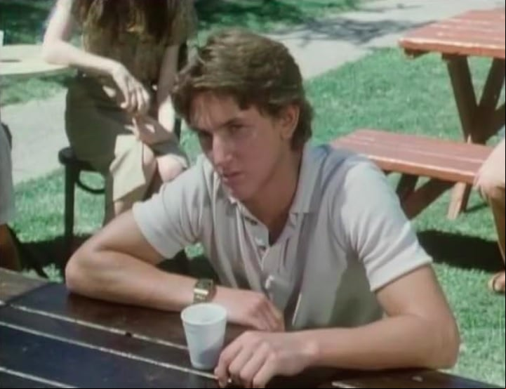 Sean Penn iniciou sua carreira como ator na televisão, aparecendo em séries como Os Prisioneiros (1974–1983) e Barnaby Jones, O Detetive (1973–1980).