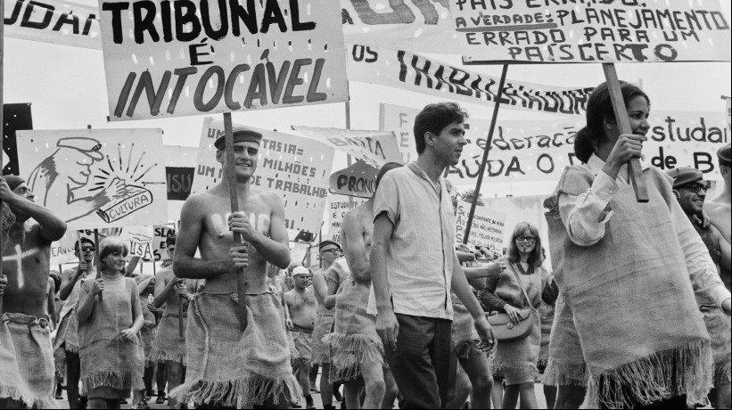 Calouros desfilam pela avenida W3 em trote organizado por veteranos da Universidade de Brasília, DF, 13.03.1965. Obra integra exposição