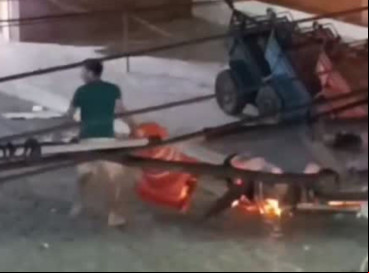 Nas imagens, é possível ver um homem tentando controlar as chamas para resgatar a vítima 