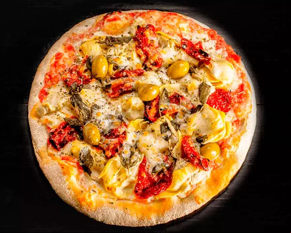 Alcachofra - Ela é feita especialmente com muçarela de búfala, corações de alcachofra e azeitonas fatiadas. Como complemento, outros ingredientes podem ser incluídos, como manjericão e tomate seco. Sugerida por Di'Napoli Delivery.