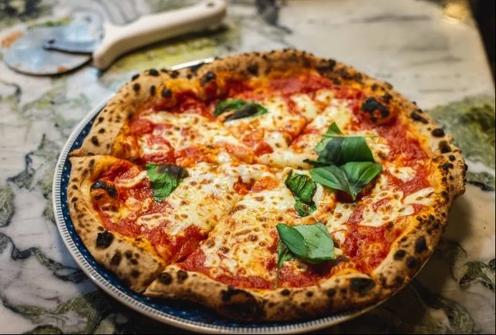 Pizza é um dos lanches preferidos dos brasileiros. Mas é comum deixá-la fora do cardápio no dia a dia por causa do alto teor calórico. Por isso, a iguaria é muito apreciada para o lazer com família ou amigos.
