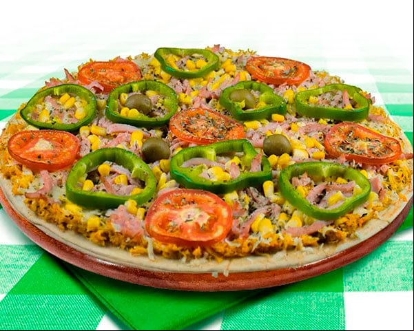 Caipira - Farta, essa pizza traz molho de tomate, frango desfiado, queijo muçarela, presunto, milho, cebola, tomate, azeitona, orégano e pimentão fatiado. Sugerida por Rede Leve Pizza.