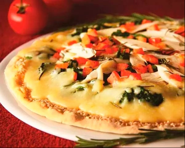 Palmito e Brócolis - Essa pizza vegetariana requer tomate, palmito, azeitona preta, alecrim, queijo muçarela e fatias de tomate. Sugerida por Ana Maria Braga.