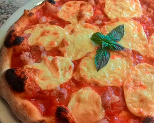Scamorza - O queijo italiano scamorza é o principal ingrediente dessa pizza. Molho de tomate, rodelas de tomate, folhas de manjericão e azeitonas são outros a serem acrescentados. Sugerida por Silvio Cicchi.