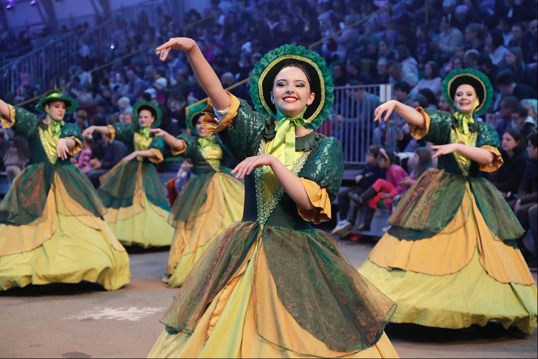 O retorno do Grande Desfile de Natal à Avenida das Hortênsias tornou o espetáculo mais ível, permitindo que o público assista gratuitamente ao longo do percurso.