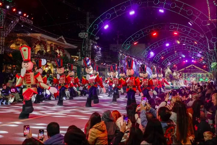 Agora na Avenida das Hortênsias, entre a Rua Garibaldi e a Avenida Borges de Medeiros, o desfile apresenta carros alegóricos e personagens natalinos em um espetáculo de uma hora com luz, cor e música.