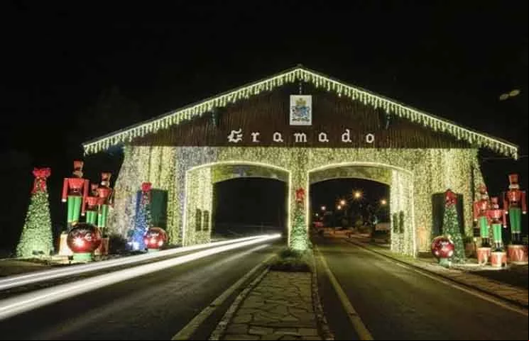 Gramado fica na Serra Gaúcha, a 830 metros de altitude, a 115 km da capital Porto Alegre. Tem 39 mil habitantes.