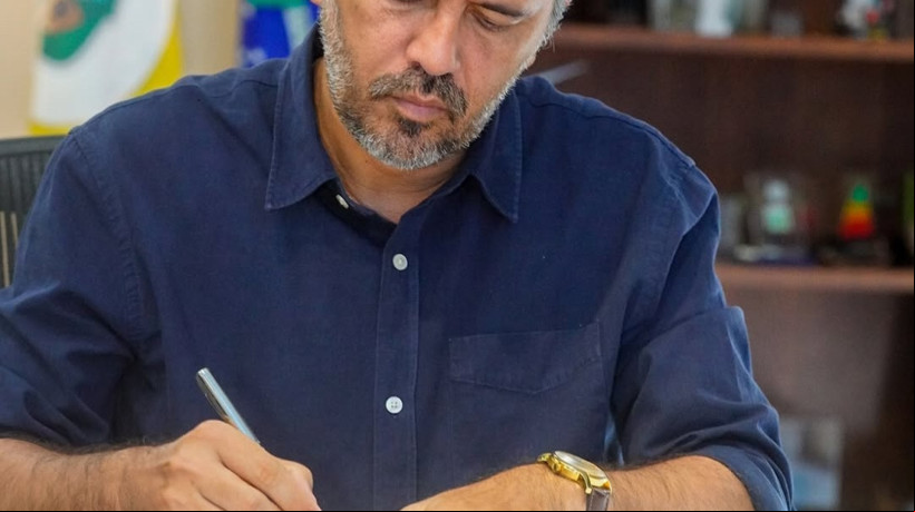Governador Elmano de Freitas assinou o decreto