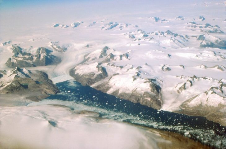 A ilha é conhecida por sua vasta camada de gelo, que cobre cerca de 80% de sua superfície, tornando-a um dos locais mais importantes para o estudo das mudanças climáticas.