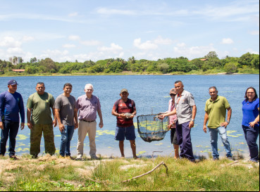 A prática do peixamento tem como objetivo revitalizar o ecossistema aquático e estimular a pesca sustentável na região 