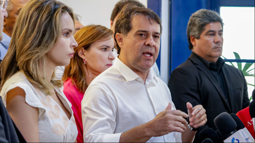 FORTALEZA, CEARÁ, BRASIL, 02-01-2024: Prefeito Evandro Leitão junto com sua Vice Gabriella Aguiar, o Presidente da Câmara Léo Couto e alguns vereadores de apoio no Paço Municiapal envia projeto para acabar com Taxa do Lixo. (Foto: Samuel Setubal/ O Povo)