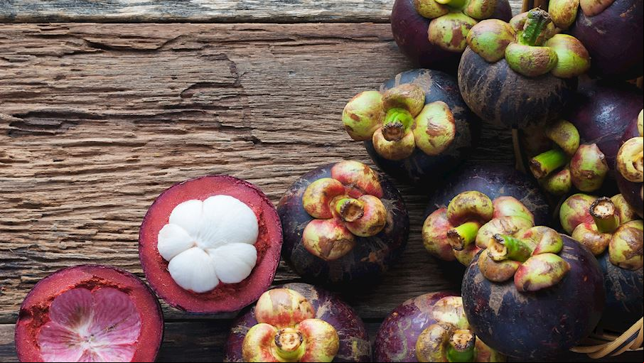 1. Mangostão: Também conhecido como mangostão roxo , é uma planta tropical cultivada por seus frutos doces. Acredita-se que sua origem esteja nas Ilhas da Sonda, hoje divididas entre Indonésia, Malásia, Brunei e Timor Leste. O Mangostão caracteriza-se pela sua casca firme, roxa escura, que cobre e protege o fruto branco comestível.