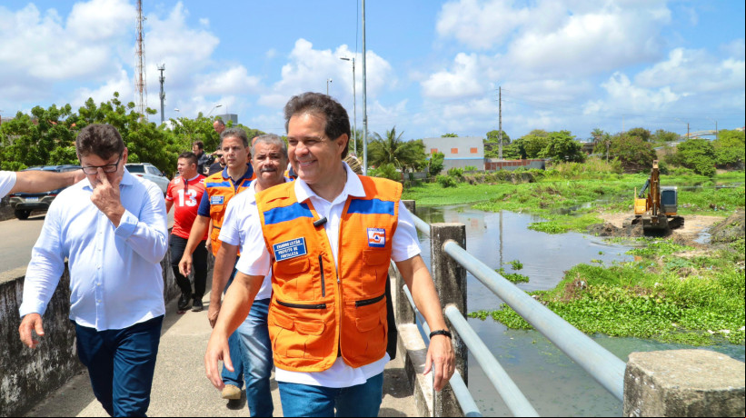 Prefeito Evandro Leitão acompanha obras de limpeza em canais de Fortaleza