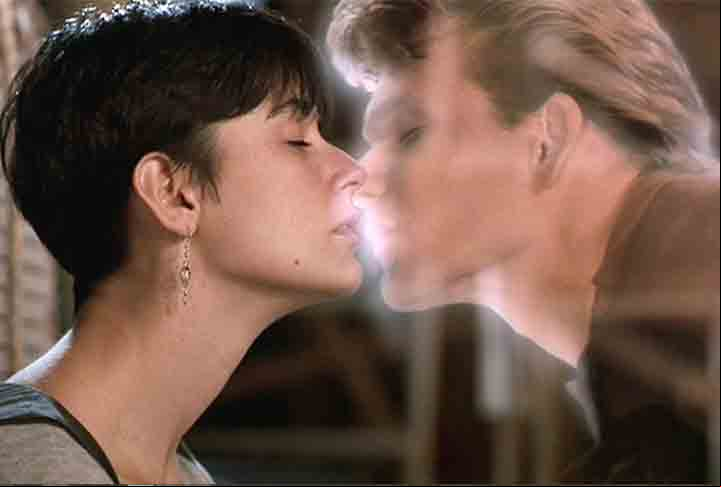 Na década seguinte, a atriz conheceu a fama efetiva, adquirindo celebridade internacional com “Ghost: Do Outro Lado da Vida”, com Patrick Swayze, no filme de maior bilheteria em 1990. Cena romântica do par, embalada pela canção “Unchained Melody”, tornou-se icônica.