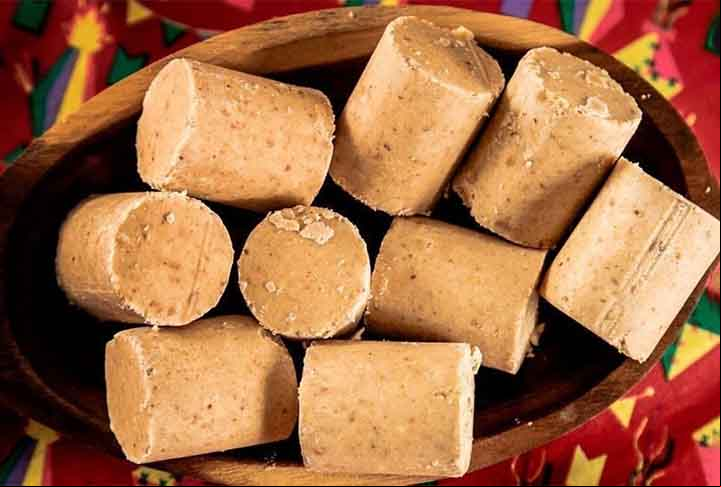 Paçoca é uma dos doces favoritos dos brasileiros em qualquer época do ano. Quem não gosta de uma paçoquinha? Barata e prática. 