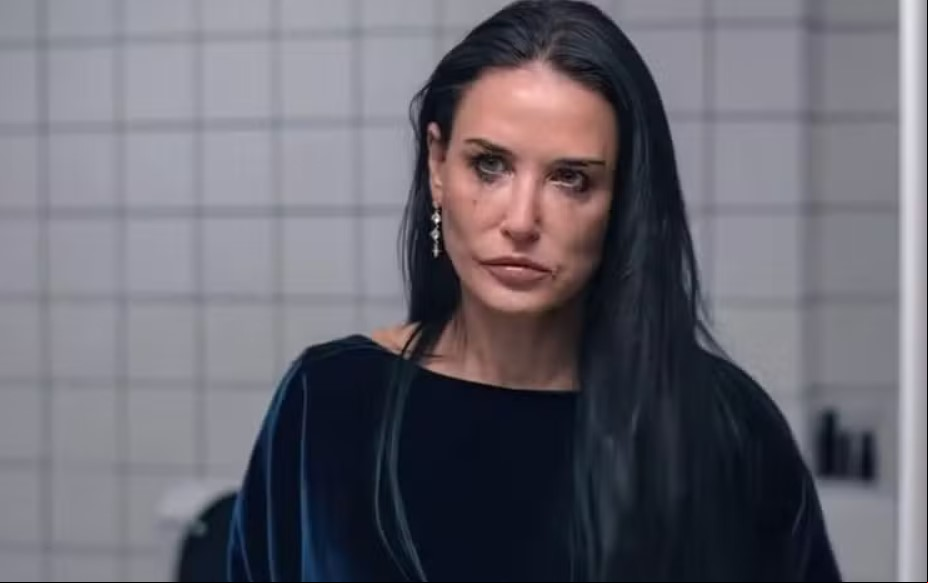 Moore foi premiada pela atuação em “A Substância”, superando na disputa as atrizes Amy Adams, Cynthia Erivo, Mikey Madison, Karla Sofia Gascón e Zendaya.