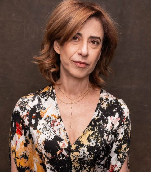 Além de atriz, Fernanda Torres é uma escritora talentosa. Publicou crônicas em veículos renomados, como a revista Piauí, e lançou livros de sucesso, como Fim (2013) e A Glória e Seu Cortejo de Horrores (2017).