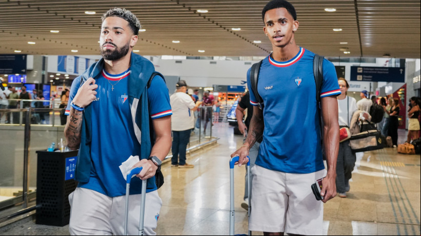 Calebe e Dylan Borrero durante embarque do Fortaleza