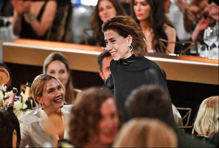 Winslet não aplaudiu e ou a conversar com uma pessoa que estava próxima a ela na plateia. Porém, dias depois surgiram novas informações que alteraram essa percepção de desdém. Uma delas foi a declaração de Fernanda Torres em entrevista dando conta de que no trajeto até o palco para receber a estatueta a atriz de “Titanic” deu um sorriso para ela. Esse momento não apareceu na transmissão do evento.