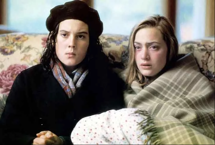 A estreia de Winslet no cinema foi em “Almas Gêmeas”, de 1994, quando interpretou a personagem Juliet Hulme. Apenas dois anos depois, com 21 anos, ela arrebatou o Bafta por seu papel de Marianne Dashwood em “Razão e Sensibilidade”, com direção de Ang Lee.