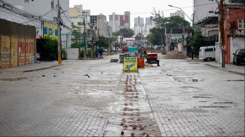A intervenção na av. Heráclito Graça visa sanar alagamentos na área, recorrentes em período de chuva, por meio da construção de um reservatório de controle de cheias