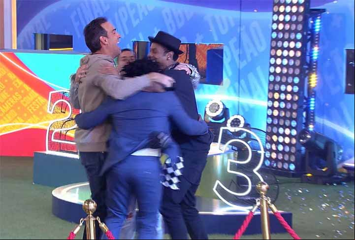 Depois do BBB, me envolvi com uma paixão que não conhecia, uma paixão por um reality show que se assemelha muito à paixão que o brasileiro tem pelo futebol. As pessoas se envolvem como se aqueles participantes fossem seus clubes do coração, disse.