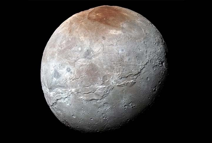 Ele foi descoberto em 1930 por Clyde Tombaugh, e até 2006 era considerado o nono planeta do Sistema Solar, quando foi reclassificado como um planeta anão. Plutão é, atualmente, o maior membro conhecido do cinturão de Kuiper, apresenta cinco luas, sendo que a maior delas, Charon, tem a metade do seu tamanho.