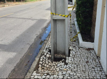 Buraco está se formando na calçada ao redor de onde o poste foi firmado  